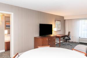 Courtyard by Marriott Bloomington tesisinde bir televizyon ve/veya eğlence merkezi