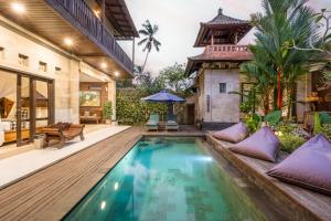 basen w środku domu w obiekcie Umah Bali Villa w mieście Ubud