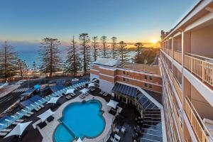 Peldbaseins naktsmītnē Crowne Plaza Terrigal Pacific, an IHG Hotel vai tās tuvumā