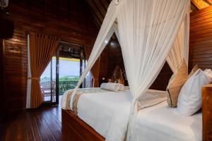 1 dormitorio con 1 cama con mosquitera en Blue Lagoon Secret Villas, en Nusa Lembongan