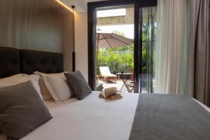 um quarto com uma cama com um livro em Boutique Hotel Sirmione em Sirmione