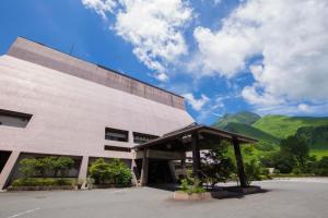 um grande edifício com em Yufuin Onsen Yufuin Nanairo no Kaze em Yufu