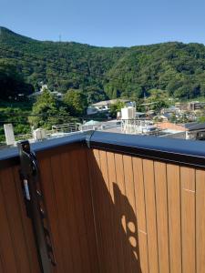 Elle comprend un balcon offrant une vue sur la montagne. dans l'établissement Hakone Komachi-箱根小町, à Hakone