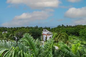 Dārzs pie naktsmītnes Seaview Serviced Apartment at Lantana Galu Resort