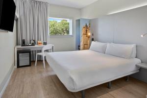 Gulta vai gultas numurā naktsmītnē B&B HOTEL Figueres