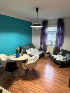 ein Wohnzimmer mit einem Sofa und einem Tisch in der Unterkunft Ferienwohnung HAPPYHOME Bahnhofnah gemütlich familiär in Arnstadt