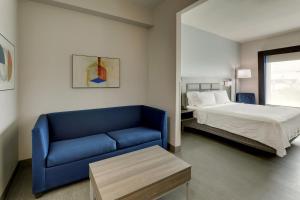 Holiday Inn Express Hotel & Suites Richmond, an IHG Hotel में एक कमरे में एक या कई बेड