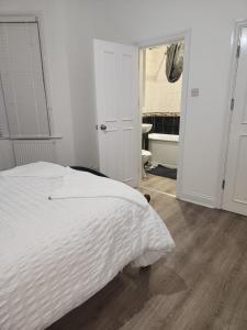 A bed or beds in a room at The London En-Suite