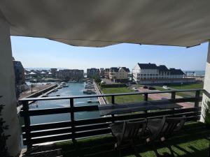 En balkong eller terrasse på Logement entier dans le port de Deauville