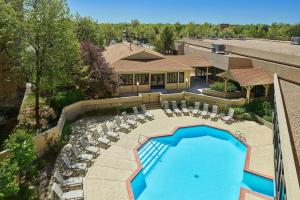 A piscina localizada em Fort Collins Marriott ou nos arredores