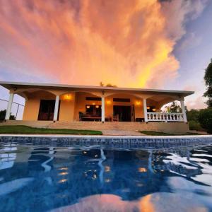 A piscina localizada em Villa Karolina ou nos arredores