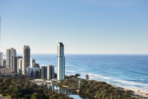 eine Luftansicht auf eine Stadt und das Meer in der Unterkunft JW Marriott Gold Coast Resort & Spa in Gold Coast