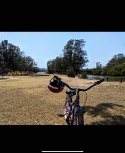 ein Fahrrad, das auf einem Feld mit Helm geparkt ist in der Unterkunft Guesthouse in W Gosford Centre in Gosford