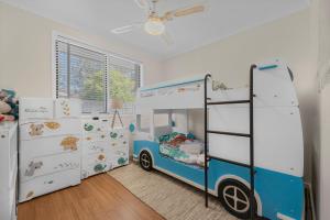 ein Kinderschlafzimmer mit einem blauen und weißen LKW-Etagenbett in der Unterkunft Guesthouse in W Gosford Centre in Gosford