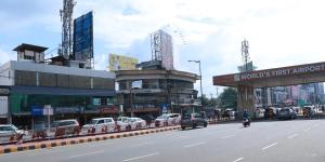 eine Straße mit am Straßenrand geparkt in der Unterkunft Port View Residency PVR in Nedumbassery