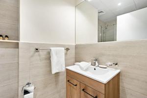 y baño con lavabo y espejo. en Silkhaus Chic Studio Near Masdar City Park, en Yas Island