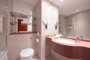 bagno con lavandino, servizi igienici e specchio di Crowne Plaza Liverpool City Centre, an IHG Hotel a Liverpool