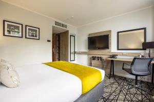 una camera d'albergo con letto e scrivania di Crowne Plaza Liverpool City Centre, an IHG Hotel a Liverpool