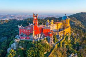 - une vue aérienne sur un château sur une montagne dans l'établissement Unique Luxurious 17-Century Smart Chapel in Center, à Sintra