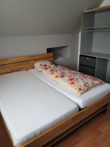 - une chambre avec un lit fleuri dans l'établissement Obere Etage des Hauses, à Enns