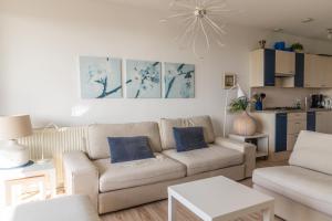 - un salon avec un canapé et une table dans l'établissement Duinerei appartement C102, à Callantsoog