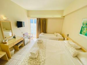 Giường trong phòng chung tại New Aegli Resort Hotel