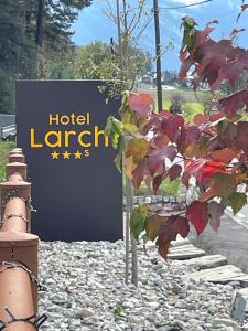 Сертификат, награда, табела или друг документ на показ в Hotel Larch