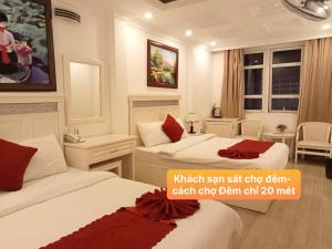 大叻Khách Sạn DaLatView - Cách Chợ Đà Lạt Chỉ 20mét的酒店客房 - 带两张带红色枕头的床