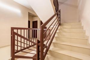 una escalera en una casa con barandillas de madera en Yaad Residency, en Ernakulam