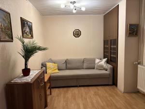 Prostor za sedenje u objektu Cheap Outlet Center Apartment with Pool