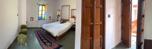 um quarto com uma cama e um quarto com uma porta em Hari Niwas Guest House em Udaipur