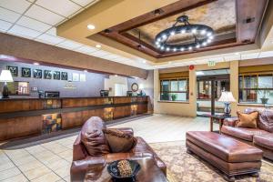 una hall con mobili in pelle e un bar di Clarion Inn Grand Junction Airport a Grand Junction