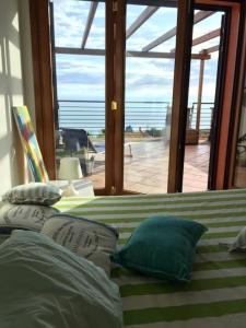 una camera con letto e vista sull'oceano di Argentario nice dreams a Porto Santo Stefano