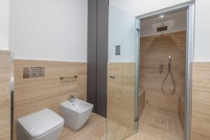 uma casa de banho com um chuveiro, um WC e um lavatório. em Spa Privata Luxury Apartment 5stelle-Free Parking em Monza