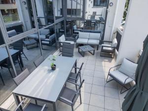 uma mesa e cadeiras numa sala com mesas e cadeiras em Spa Privata Luxury Apartment 5stelle-Free Parking em Monza