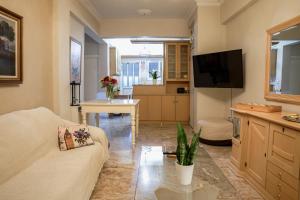 sala de estar con sofá y mesa en Cozy Cloud Apartment Nafplio, en Nauplia