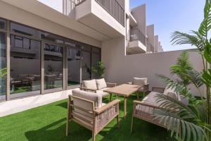 Uma área de estar em Classy 4-Bedroom Villa With Spacious Balcony in Nad Al Sheba