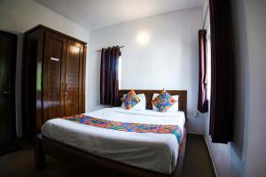 מיטה או מיטות בחדר ב-FabHotel Comfort Stays - Nr Miramar Beach