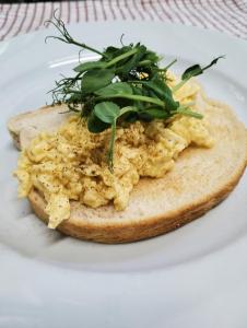 een stuk brood met eieren op een bord bij The Great Western Hotel in Taunton