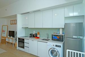 Una cocina o cocineta en Studio Apartment with Beautiful View