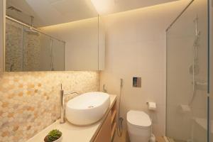 Un baño de Studio Apartment with Beautiful View