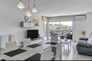 En sittgrupp på Apartamento con vistas a mar y canal. Empuriabrava