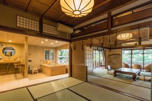 Cette grande chambre comprend une salle de bains pourvue d'une baignoire. dans l'établissement Kyoto Nanzenji Ryokan Yachiyo Established in 1915, à Kyoto