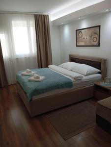 - une chambre avec un lit et 2 serviettes dans l'établissement Apartman Leon Lux, à Leskovac