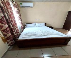 1 cama grande en una habitación con en DF HOTEL plazza, en Yaoundé