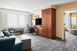 Uma TV ou centro de entretenimento em Courtyard by Marriott Newark Downtown