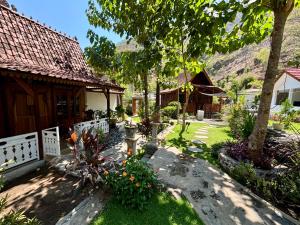 Beehive Cottages tesisinin dışında bir bahçe