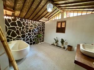 Beehive Cottages tesisinde bir banyo