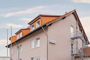 ein weißes Gebäude mit orangefarbenen Dächern in der Unterkunft Euro-Hotel in Kappel-Grafenhausen