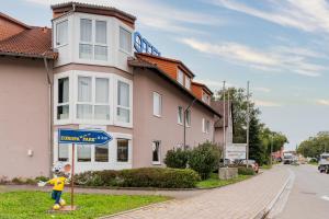 Ein ausgestopftes Tier steht neben einem Straßenschild in der Unterkunft Euro-Hotel in Kappel-Grafenhausen